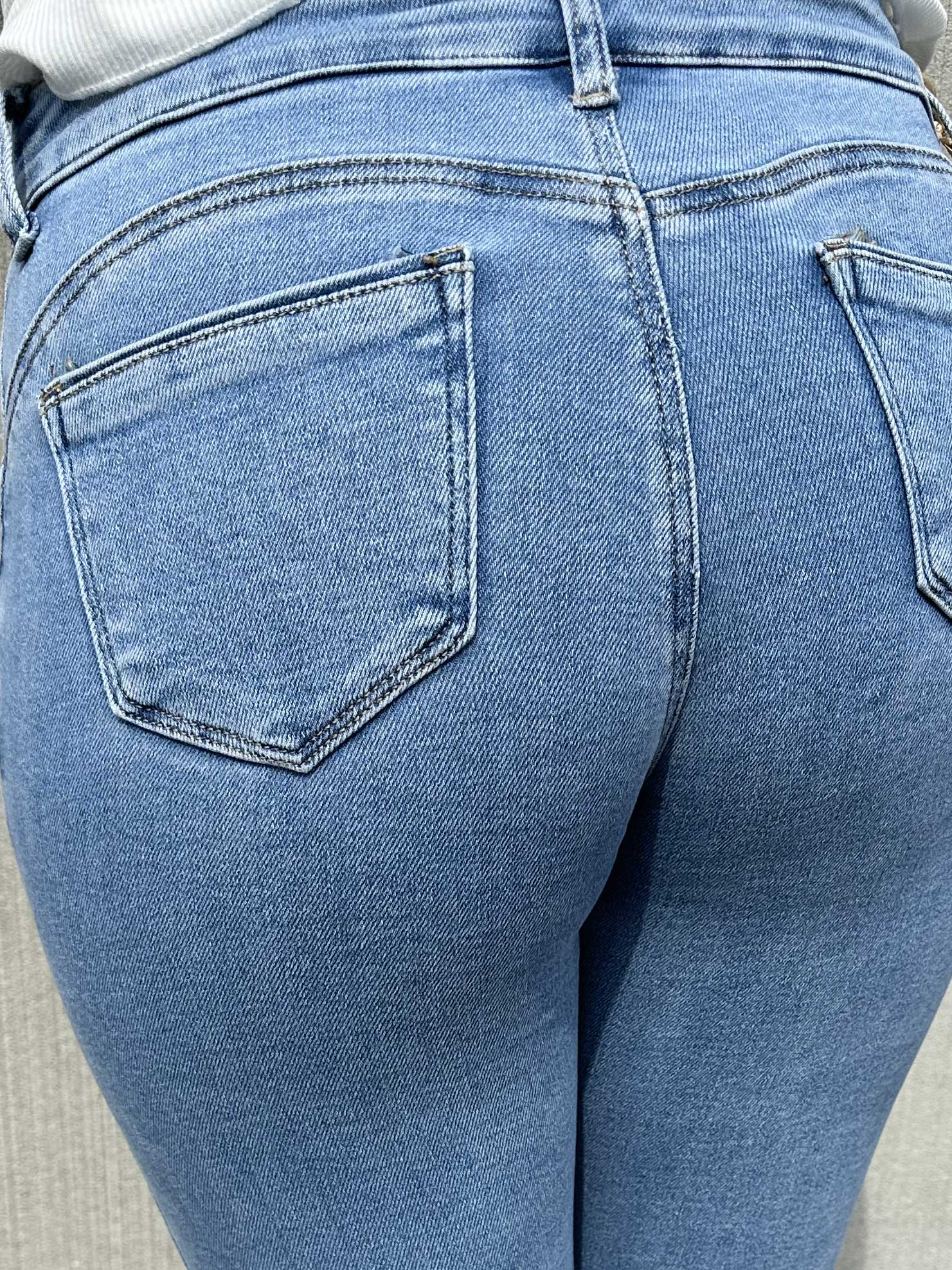 Maria - Lyseblå jeans med similisten